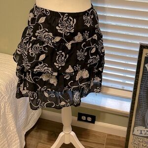 Black & white patterned, ruffled skirt, size XL or L depending on where it sits.